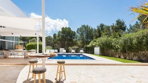 Moderne Villa mit tollem Meerblick und Vermietungslizenz an der Westküste von Ibiza zu verkaufen
